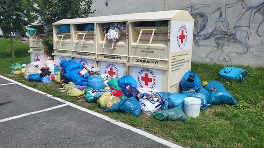 Problem z używaną odzieżą składowaną przy kontenerach PCK narasta