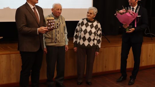 Uhonorowanie państwa Henryka i Eleonory Jaschik podczas sesji Rady Miejskiej w Krapkowicach