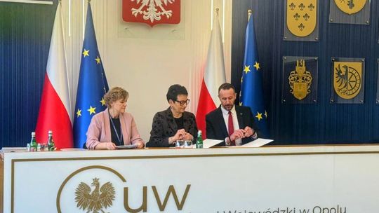 Burmistrz Sylwester Gidel podpisuje umowę o dofinansowaniu rozbudowy ulicy Zielonej w Zdzieszowicach w Urzędzie Wojewódzkim w Opolu