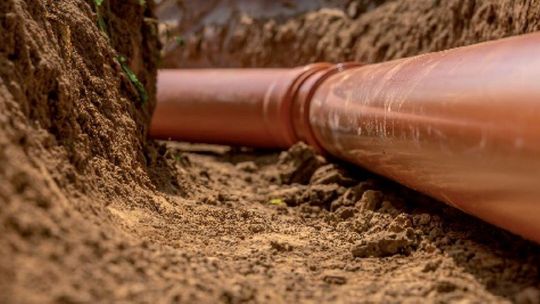 Ruszył trzeci etap budowy kanalizacji w Jasionej. Mieszkańcy muszą liczyć się z utrudnieniami Prace przy budowie kanalizacji sanitarnej na ulicy Polnej w sołectwie Jasiona w gminie Zdzieszowice.