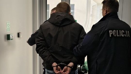 Policja Krapkowice podczas interwencji wobec 32-letniego podglądacza dzieci w supermarkecie – mężczyzna przyłapany w damskiej toalecie.