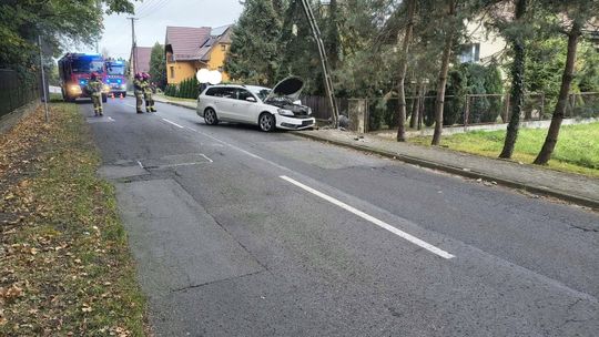 Passat uderzył w słup energetyczny w Rozwadzy