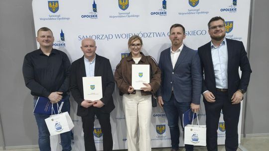Uczestnicy konferencji Opolskiego Forum Liderów Wiejskich w Opolu podczas wręczenia wyróżnień dla sołectw Ścigów i Łowkowice