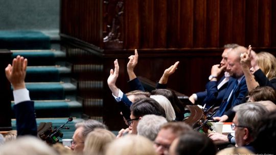 Sejm zdecydował: dwukadencyjność wójtów, burmistrzów i prezydentów miast pozostaje