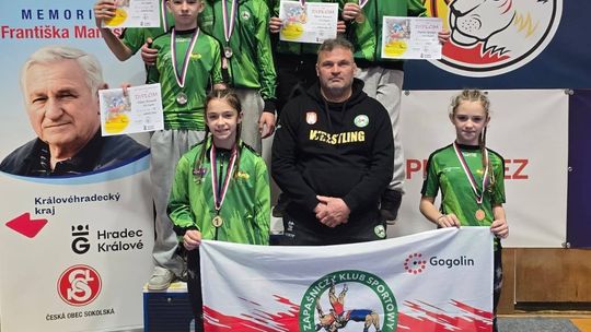Zapaśnicy ZKS Gogolin po ceremonii medalowej w Hradcu Králové