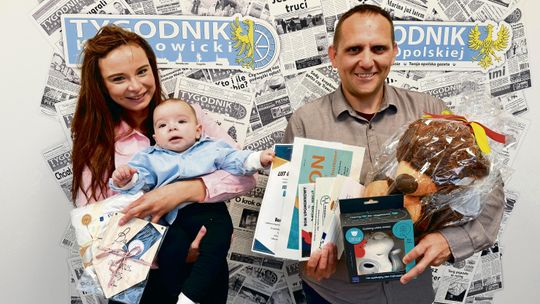 Siedmiomiesięczny Bartosz Honcel z Krapkowic „Dzidziusiem Miesiąca”! Uroczyste wręczenie nagród w redakcji
