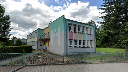 Skażenie wody bakteriami w szkole w Górażdżach. Woda niezdatna do picia