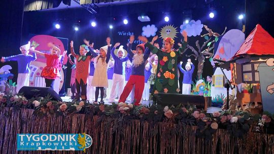 „Smerfy ratują Ziemię” w Gogolinie. Dziecięcy spektakl poruszył publiczność Dzieci z przedszkola w Gogolinie podczas spektaklu „Smerfy ratują Ziemię” na scenie Gminnego Ośrodka Kultury