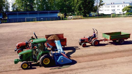 Stadion w Krapkowicach przechodzi wielką modernizację. Nowa murawa, oświetlenie i nie tylko