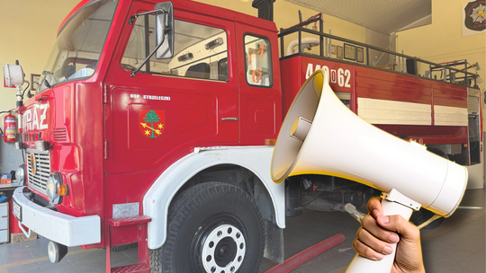 Strażacki samochód Jelcz 004 z 1992 roku wystawiony na sprzedaż przez gminę Strzeleczki – klasyczny wóz pożarniczy z dużym zbiornikiem na wodę.