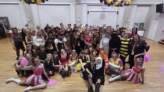 Strzeleczki: Babski Comber porwał panie do zabawy Uczestniczki Babskiego Combra w Strzeleczkach w barwnych przebraniach podczas tańca i zabaw w Domu Kultury.