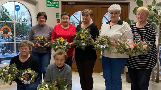 Tak wygląda aktywna wiosna seniorów. Kreatywne spotkanie w Dobrej, Racławiczkach i Strzeleczkach Seniorzy z gminy Strzeleczki podczas warsztatów Aktywni 60+ tworzą wielkanocne wianki z kwiatów i dekoracji.
