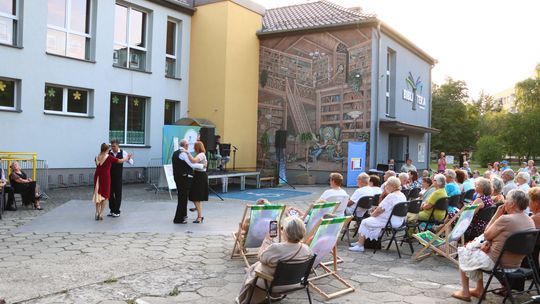 Tango pod biblioteką zachwyciło mieszkańców. Krapkowice odkrywają nową przestrzeń dla kultury