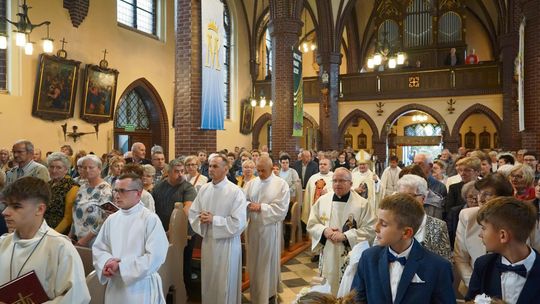 Tłumy wiernych w Komornikach. Uroczystości św. Rity z udziałem biskupa Musioła wypełniły świątynię po brzegi