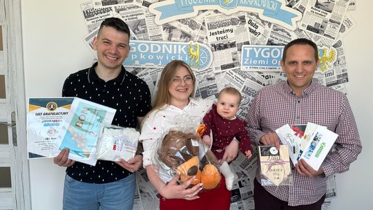 To ona podbiła serca czytelników. Lilia z Żywocic odebrała nagrody jako "Dzidziuś Miesiąca" Lilia Menz z Żywocic odbiera nagrody w akcji Dzidziuś Miesiąca Tygodnika Krapkowickiego wraz z rodzicami w redakcji