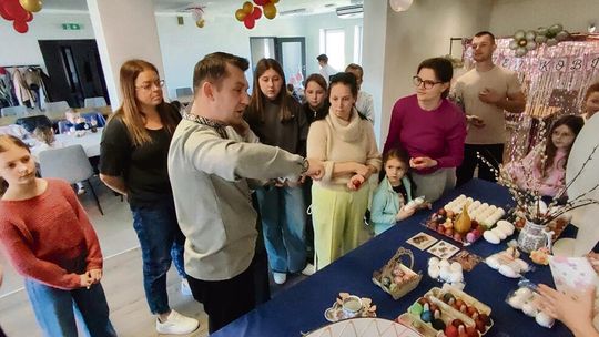 Tradycja zaklęta w skorupce - warsztaty kroszonkarskie w Krępnej Uczestnicy warsztatów kroszonkarskich w Krępnej podczas zdobienia jaj tradycyjną techniką rytowniczą