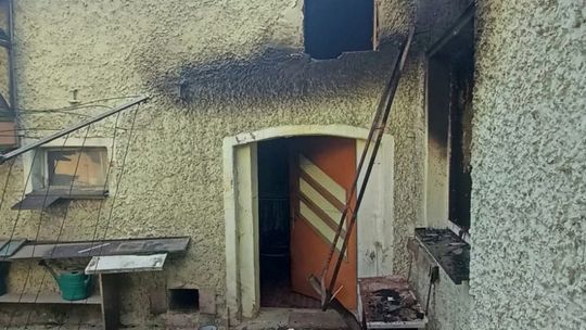 Na zdjęciu strażacy gaszą płonący dom jednorodzinny w Brożcu, w którym znaleziono ciało 80-letniego mężczyzny.