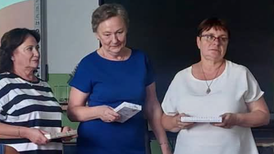 Trzy nauczycielki odchodzą na emeryturę - przez lata uczyły i wychowywały kolejne pokolenia Krapkowiczan
