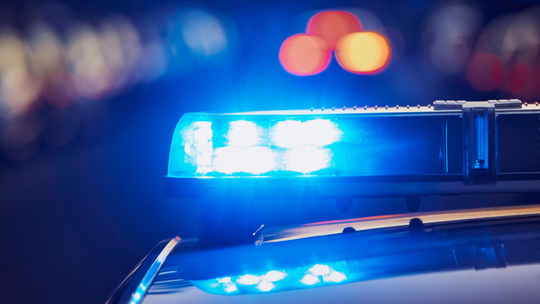 Straż pożarna i policja podczas interwencji w mieszkaniu w powiecie krapkowickim