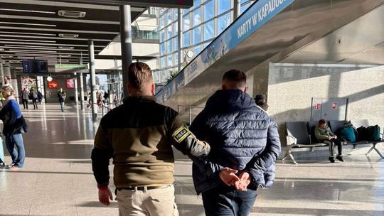 Policjanci z Krapkowic zatrzymali poszukiwanego 32-latka po przylocie na lotnisko Katowice–Pyrzowice