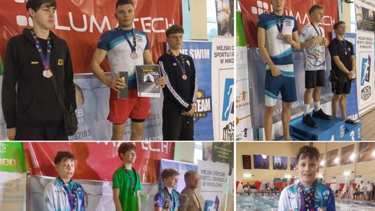 Zawodnicy UKS Delfin Krapkowice na podium podczas pływackich zawodów Aqua Team Swim Cup V w Mikołowie, zdobywający złote i srebrne medale.