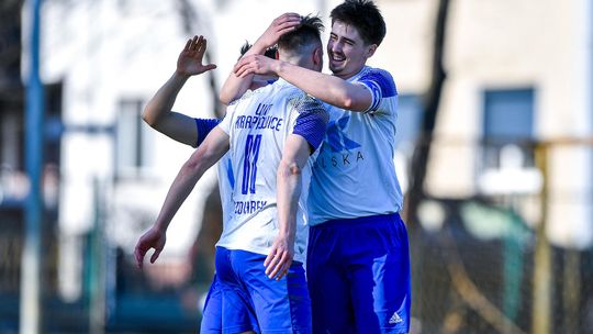 Unia Krapkowice wygrywa 3–0! Derby z Racławiczkami dały długo wyczekiwane przełamanie u siebie