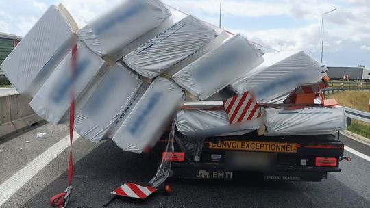 Utrudnienia na A4 pod Krapkowicami. Ładunek spadł z ciężarówki, policja apeluje do kierowców o ostrożność