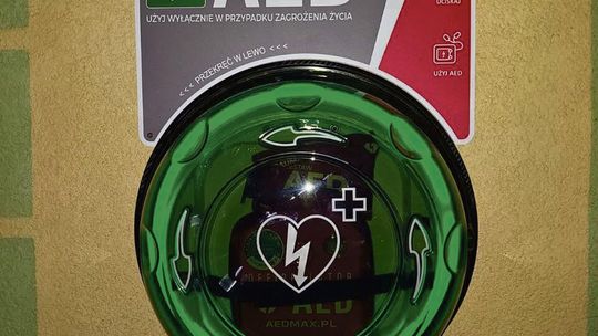 W Choruli zamontowano defibrylator AED. Może uratować życie, jest też ważny apel do młodzieży