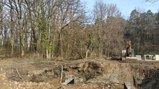 Prace rozbiórkowe starego przepustu na starorzeczu Odry w lesie między Odrowążem a Otmętem