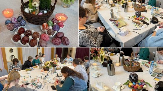 Wielkanocne tradycje w Zdzieszowicach Uczestniczki konkursu kroszonkarskiego w Zdzieszowicach prezentujące ręcznie rytowane wielkanocne jajka