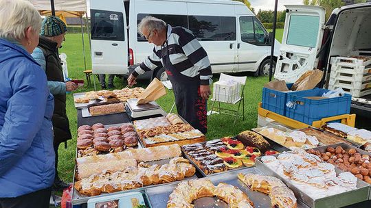 Wielkanocne zakupy wprost od regionalnych producentów Straganik w Krapkowicach – stoiska z lokalnymi produktami, miody, warzywa i tradycyjne wyroby na Placu Eichendorffa