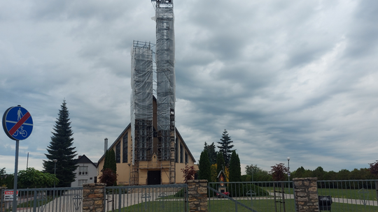Wieża kościoła w Żywocicach przechodzi remont. Dzwony na razie milczą