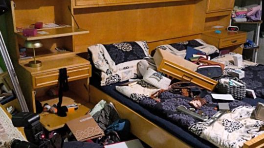 Włamanie za włamaniem w Krapkowicach. Domy splądrowane, mieszkańcy boją się o bezpieczeństwo Włamanie do domu w Otmęcie – zniszczone drzwi i ślady plądrowania po kradzieży