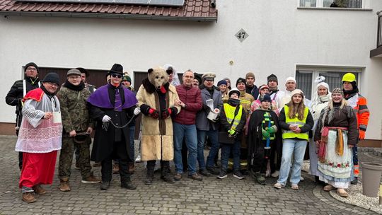 Tradycyjne wodzenie niedźwiedzia w Rogowie Opolskim – korowód OSP