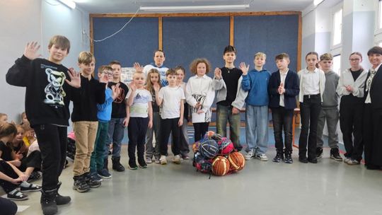 Uczniowie Publicznej Szkoły Podstawowej nr 2 w Zdzieszowicach korzystają z nowego sprzętu sportowego przekazanego przez Stowarzyszenie Masters
