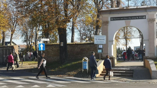 Wszystkich Świętych. Zmiany w organizacji ruchu przy cmentarzach w powiecie krapkowickim