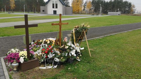 na zdjęciu Nowy cmentarz przy ulicy Wrzosów w Krapkowicach oświetlony zniczami podczas Święta Zmarłych 2025