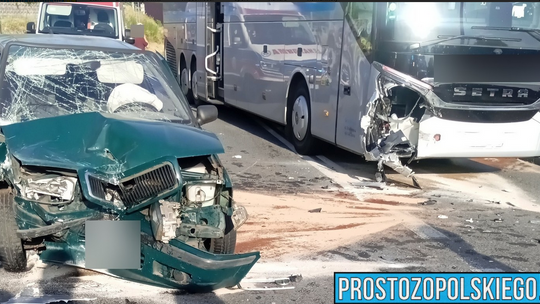 Wypadek autobusu z samochodem osobowym w Rozwadzy