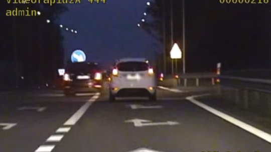 Wyprzedził… i stracił 1750 zł w kilka sekund. Brawura na DK45 pod Krapkowicami
