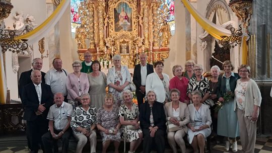 Wzruszający jubileusz w Jasionej. Po 60 latach znów spotkali się przy tym samym ołtarzu
