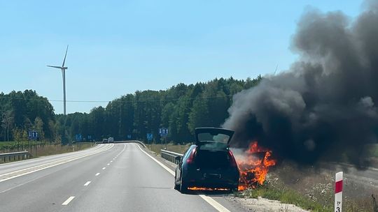 Z OSTATNIEJ CHWILI: Auto zapaliło się podczas jazdy na DK45. Droga zablokowana