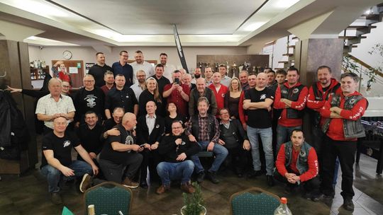 Zabytkowe maszyny wracają na drogi. Brożec szykuje wielki zlot dla młodych pasjonatów Członkowie klubu Simson Bande oraz przedstawiciele klubów zabytkowej motoryzacji podczas noworocznego spotkania w Pawłowiczkach.