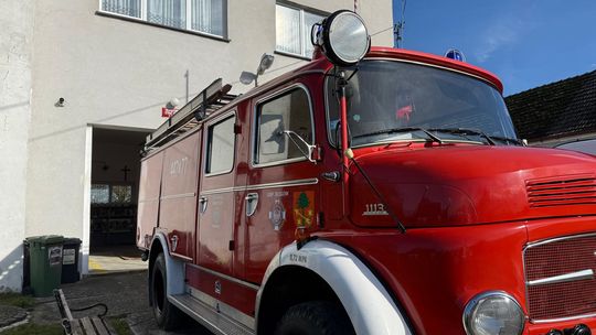 Zabytkowy samochód pożarniczy Daimler-Benz 1113 z 1974 roku wystawiony na sprzedaż w Strzeleczkach