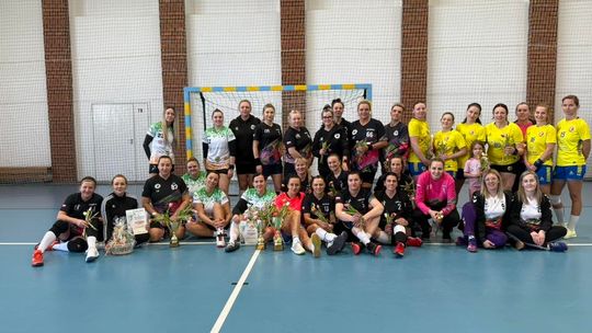 Zacięta walka i wielkie emocje w Zdzieszowicach. Turniej Masters rozgrzał halę do czerwoności Turniej piłki ręcznej kobiet Masters w Zdzieszowicach – zawodniczki podczas meczu, dynamiczna akcja na hali sportowej i kibice na trybunach