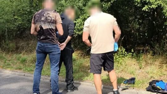Zatrzymali go przy lesie po zabójstwie 49-latki. 19-latek miał nóż i młotek. Prokuratura czeka na wyniki badań