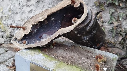 Zdewastował rzeźby „Tampel” i „Kopciuszek”. 45-latek z gminy Krapkowice stanie przed sądem Uszkodzona rzeźba „Tampel” przy kościele w Otmęcie oraz figura „Kopciuszek” przed urzędem w Krapkowicach z widocznymi śladami zniszczeń