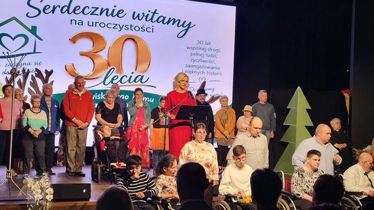 [ZDJĘCIA] 30 lat Środowiskowego Domu Samopomocy w Krapkowicach. Podopieczni wystąpili na jubileuszu