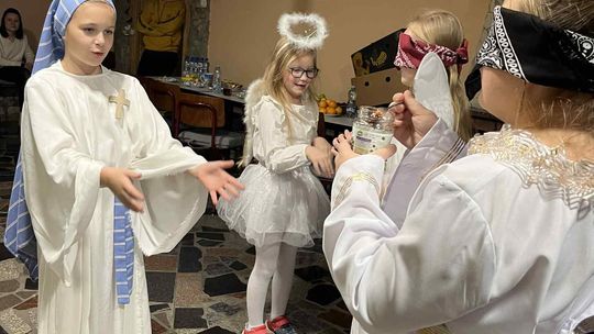 Na zdjęciu Dzieci przebrane za anioły podczas Balu Wszystkich Świętych w Krapkowicach.jpg