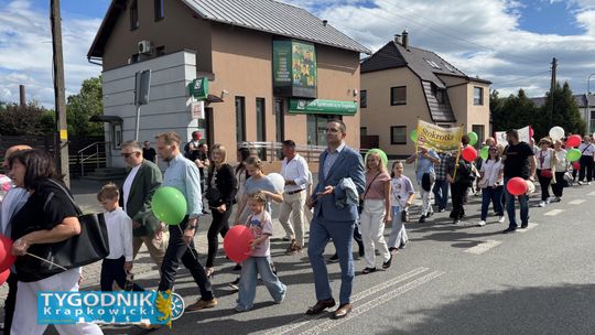 [ZDJĘCIA] Drugi dzień Dni Zdzieszowic 2026 rozpoczął się kolorowym korowodem. Pogoda przerwała świętowanie
