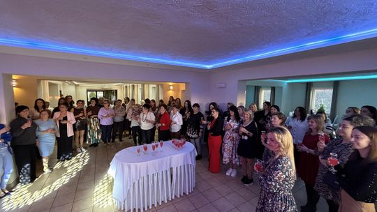 Blisko 100 kobiet bawiących się podczas spotkania z okazji Dnia Kobiet 2026 w Kamieniu Śląskim i Kamionku